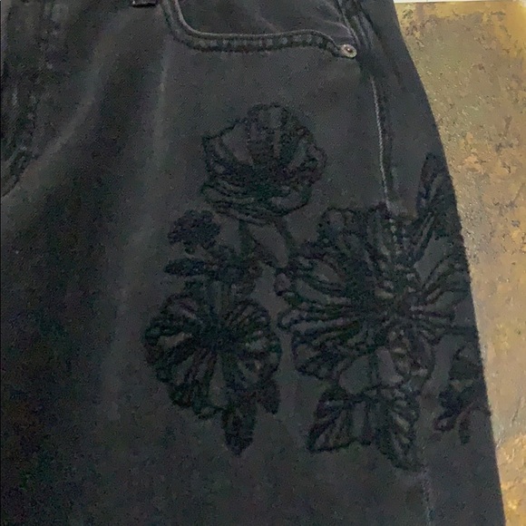 American Eagle Outfitters Embroidered Mom Jeans - Picture 4 of 8